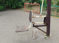 «Качели-убийцы и тренажеры на камнях»: волжанка просит срочно обезопасить детскую площадку в 31 микрорайоне
