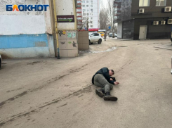 Спящий на дороге мужчина загородил выезд со двора в Волжском
