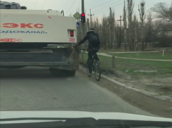 Курьезный случай с велозацепером на дороге попал на видео в Волжском