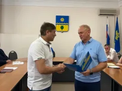 Игорь Воронин наградил жителя Волжского за активное участие в гуманитарных акциях
