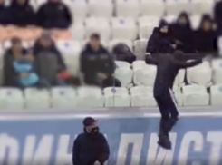 Два волгоградца прошли по полю во время матча и остались на 3 года без футбола