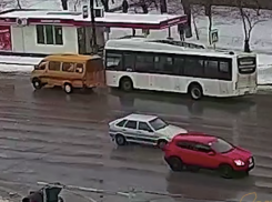 Автобус и маршрутка столкнулись в Волжском