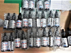 Таможенники изъяли посылку с наркотиками: волжанка хотела успокоить себя маслом каннабиса 