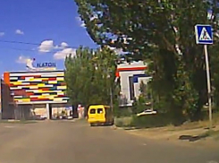   Лихой маршрутчик, проскочивший на красный свет, попал на видео в Волжском