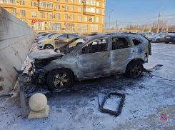 Ночью во дворе в Волгограде сгорела иномарка