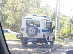Припаркованный на зеленой зоне полицейский «уазик» возмутил водителя из Волжского