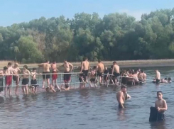 В Волжском подростки превратили озеро Круглое в опасный аттракцион: видео