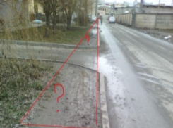 Массу вопросов вызвало отсутствие пешеходной дорожки у волжан