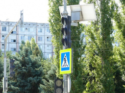 К 1 сентября в Волжском на улице Александрова появится новый светофор для школьников