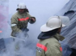 На утреннем пожаре под Волжским пострадал молодой парень