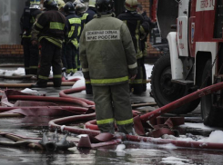 Полыхал двухэтажный дом в Волжском: пожарные устранили горение