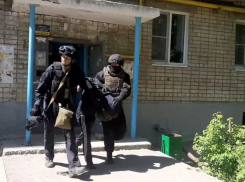 Поранил сына и удерживал еще 5 детей в квартире: громкое задержание мужчины в Волгограде попало на видео