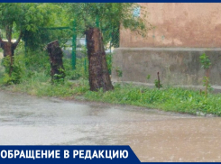 Из-за лежачего полицейского затоплены дворы в Волжском