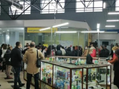 В Волжском люди сутками стоят в очередях за вакциной и ПЦР-тестами