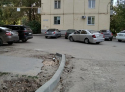 Дорогу обновили, а съезды оставили раскуроченными: жители Волжского ждут продолжения ремонта