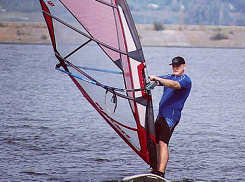 Мэр Волжского завел Instagram, где похвастался катанием на элитном виндсерфе