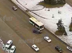 В Волжском водитель иномарки не заметил автобус: женщина пострадала