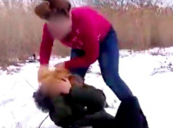 На видео попали старшеклассницы, избившие двух школьниц в Ленинском районе