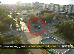 4 человека пострадали: в Волжском попал на видео момент аварии с маршруткой