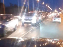 «Просто полмоста перекрыли нахрен», - волжанин о пробке через новый мост