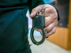 Крепкий мужчина без стыда ограбил беспомощного пенсионера в Волжском 