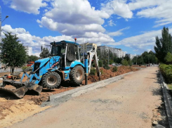 В Волжском начали обустраивать территорию у «Красного креста»