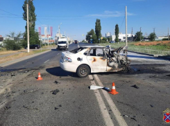 «Фольксваген» вспыхнул после лобового столкновения в Волжском: водитель сбежал, но не ушел от правосудия
