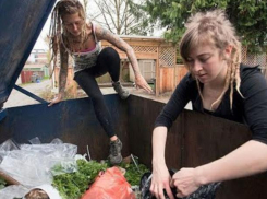 Ради бесплатного лимонада, дети лазают по мусоркам