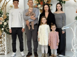 В волжском ЗАГСе 6-месячный Федор Ломоносов удивил всех «крепкой хваткой», получая свой первый документ в День ребенка