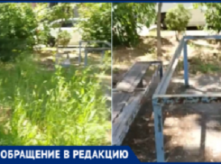 «Нога человеческая не проходила»: волжанка сняла на видео двор на Карбышева с травой по пояс и гнилыми лавочками