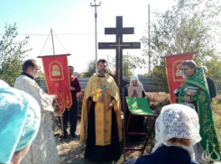 Крестный ход прошел на острове Зеленый в Волжском