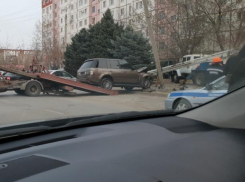 Дорогой внедорожник влетел в световою опору в Волжском