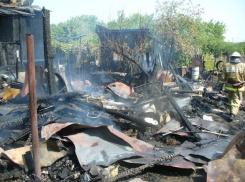 В Волжском неизвестные подожгли дачу