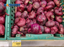 Слезы из глаз: репчатый лук в Волжском стоит 309,00 рублей за килограмм