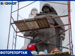 В Волжском восстанавливают монумент павшим солдатам: фоторепортаж