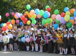 Сегодня в Волжском за парты сели три тысячи первоклашек 