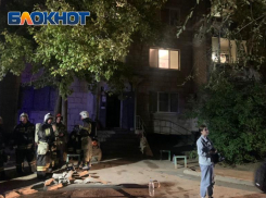 Поздней ночью в Волжском случился пожар: причину устанавливают
