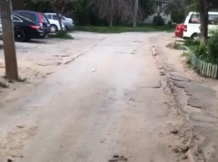 Ужасные дороги, подъезды и отсутствие парковки: все о дворе в Волжском