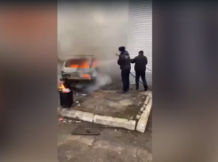 В Волжском наряд ДПС тушил горящую машину: видео