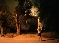 Полыхающий вытрезвитель в Волжском попал на видео