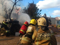 Ночной пожар в СНТ города Волжского уничтожил хозпостройку