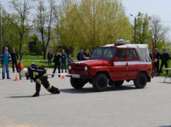 Мужественные спасатели на пожарном кроссфите в Волжском продемонстрировали свою силу тела и духа