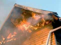 В Быковском районе вспыхнула деревянная баня