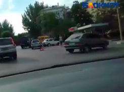 Две машины отечественного автопрома «поцеловались» на оживленном кольце Волжского