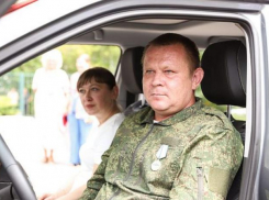 Ветерану СВО из Волгоградской области, лишившемуся ног, подарили автомобиль