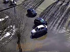 Две «легковушки» поцеловались на перекрестке в Волжском