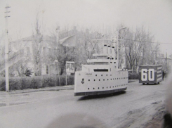 Пароход, запряженные кони и трактора: жители Ленинска увидели парад техники после революции