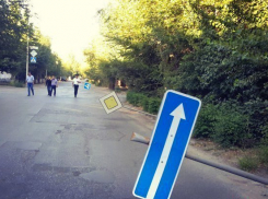 В старой части Волжского хулиганы разломали 50 дорожных знаков