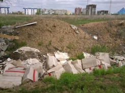В Волжском выбросили гору медицинского мусора