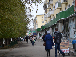 Хмурым небом и дождем опечалила пятница жителей Волжского